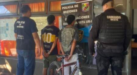 Delincuentes armados asaltaron a un canillita en Posadas: dos detenidos, armas secuestradas y una bicicleta recuperada imagen-11