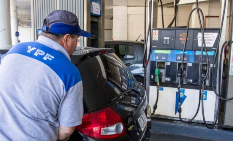YPF aumenta un 1% el precio de los combustibles y dicen que mantendrá el nuevo valor por 45 días imagen-9