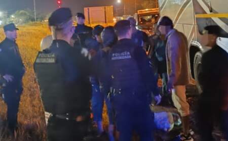 Interceptaron un micro en plena ruta tras disturbios provocados por tres pasajeros imagen-9