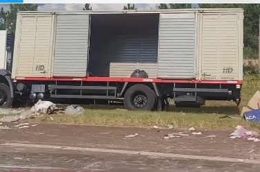 Un camión volcó en el acceso a Candelaria imagen-11