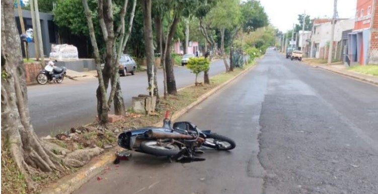 Dos hombres resultaron lesionados tras chocar en motocicleta contra un árbol en Posadas imagen-14