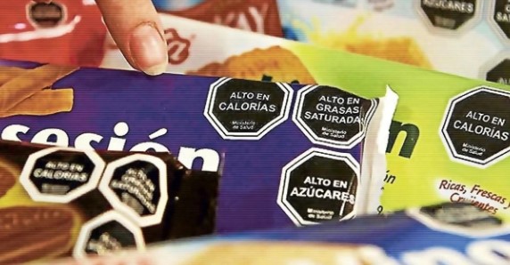 El gobierno de Milei busca desregular el etiquetado frontal y abre polémica en la industria alimentaria imagen-12