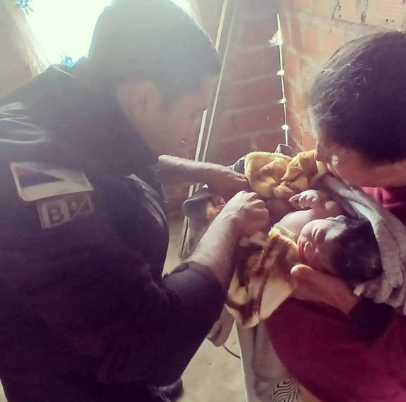 Otro parto de urgencia, otra vida recibida por policías en una vivienda de Garupá imagen-12