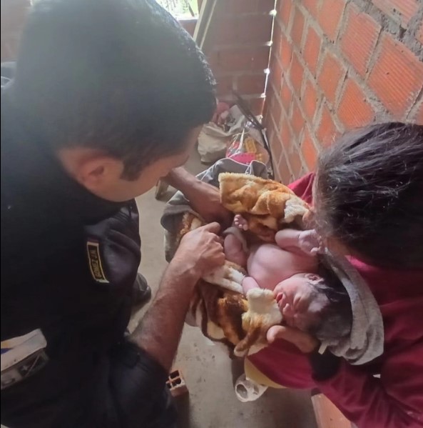 Otro parto de urgencia, otra vida recibida por policías en una vivienda de Garupá imagen-4
