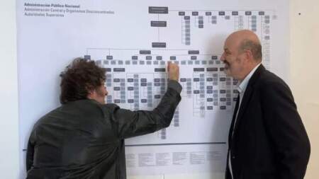 Ajuste sin freno: el Gobierno profundiza la “motosierra” y ya se perdieron más de 66 mil empleos públicos imagen-11