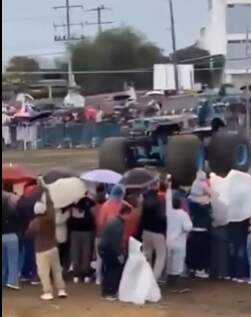 Tragedia en pleno espectáculo: un Monster Truck perdió el control y embistió al público, dejando tres muertos en Colombia imagen-11
