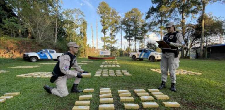 Golpe histórico al narcotráfico en Misiones: Prefectura incautó más de una tonelada de droga en el río Paraná Golpe histórico al narcotráfico en Misiones: Prefectura incautó más de una tonelada de droga en el río Paraná imagen-20