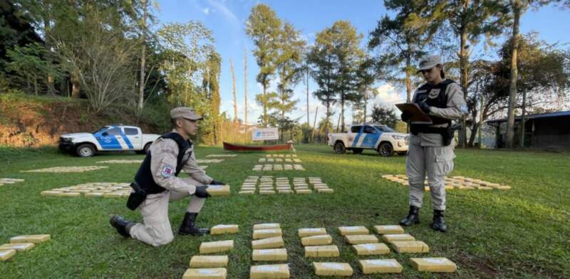Golpe histórico al narcotráfico en Misiones: Prefectura incautó más de una tonelada de droga en el río Paraná imagen-12