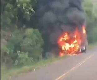 Voraz incendio destruyó un colectivo en plena Ruta 17 en Pozo Azul imagen-14