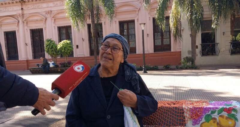Tiene 79 años, es jubilada y sigue trabajando: Valeria vende repasadores bordados para sostener la economía familiar imagen-12
