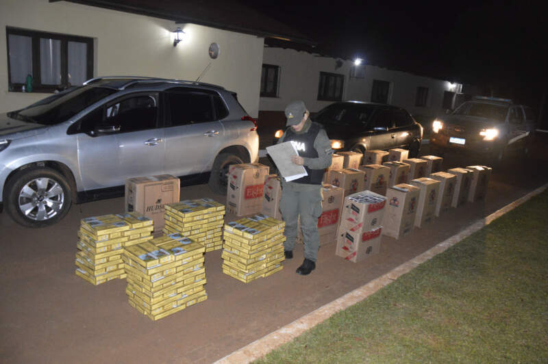 Gendarmería secuestró casi 24 mil paquetes de cigarrillos trasladados en vehículos robados en Pozo Azul imagen-7