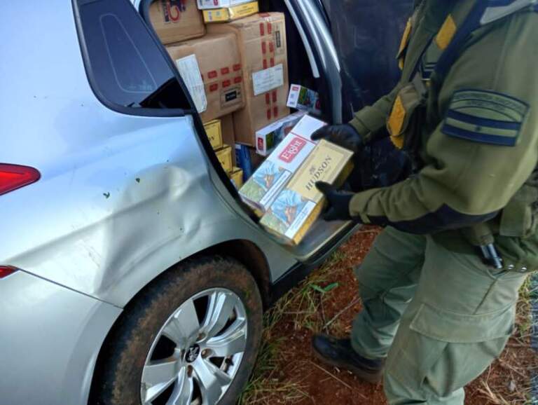 Gendarmería secuestró casi 24 mil paquetes de cigarrillos trasladados en vehículos robados en Pozo Azul Gendarmería secuestró casi 24 mil paquetes de cigarrillos trasladados en vehículos robados en Pozo Azul imagen-27