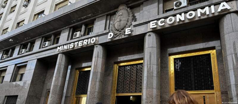 Deuda en pesos: Economía enfrenta vencimientos por $6,9 billones en mayo y apuesta a estirar plazos imagen-10