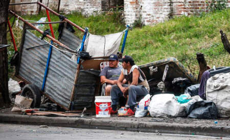 La pobreza vuelve a encender alarmas: advierten un aumento por la inflación y la caída de salarios imagen-11