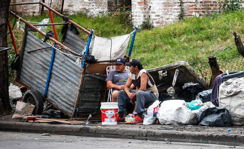 La pobreza vuelve a encender alarmas: advierten un aumento por la inflación y la caída de salarios imagen-12