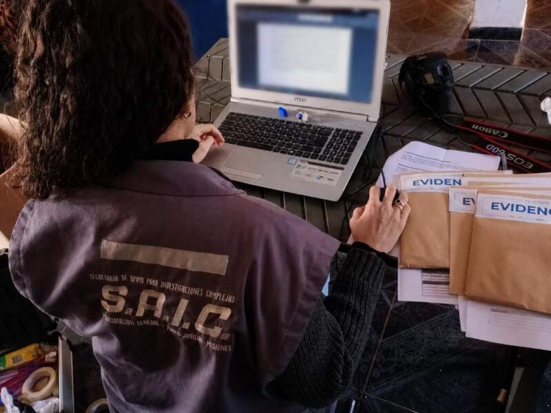 SAIC y Fiscalía de Ciberdelitos realizaron procedimiento en Puerto Iguazú tras reportes por 429 archivos Masi, hay un detenido y dispositivos secuestrados 4 SAIC y Fiscalía de Ciberdelitos realizaron procedimiento en Puerto Iguazú tras reportes por 429 archivos Masi, hay un detenido y dispositivos secuestrados imagen-3