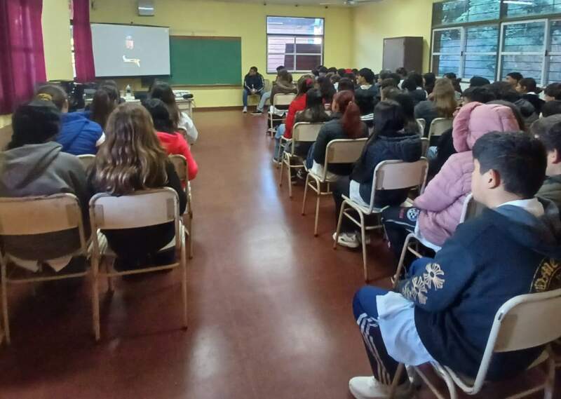 Semana de prevención de adicciones conductuales: foco en juegos de apuestas y consumo digital en escuelas de Misiones 4 Semana de prevención de adicciones conductuales: foco en juegos de apuestas y consumo digital en escuelas de Misiones imagen-3