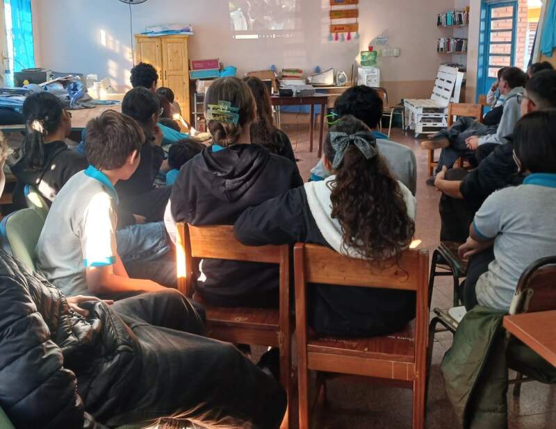 Juego Responsable visitó escuelas de Garupá para abordar apuestas online, pantallas y adicciones en adolescentes imagen-2