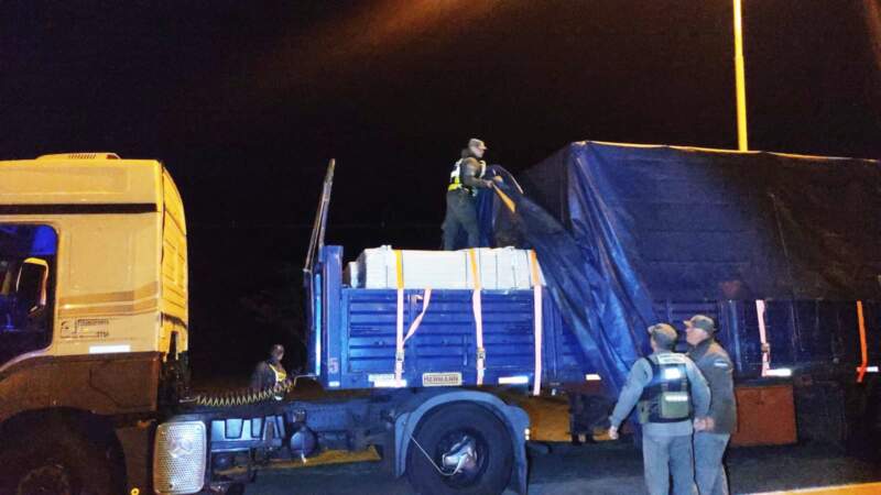 Posadas: Gendarmes encontraron 18 kilos de cocaína dentro de un bolso mientras revisaban el cargamento de maderas de un camión imagen-2