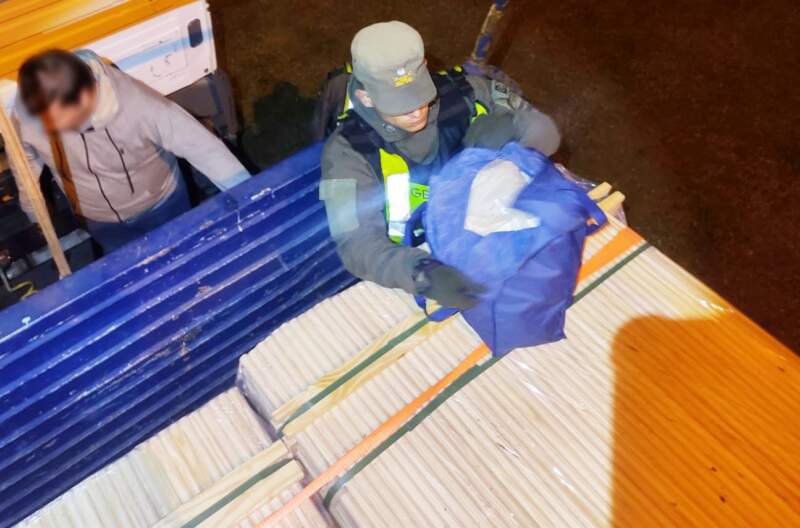 Posadas: Gendarmes encontraron 18 kilos de cocaína dentro de un bolso mientras revisaban el cargamento de maderas de un camión imagen-6