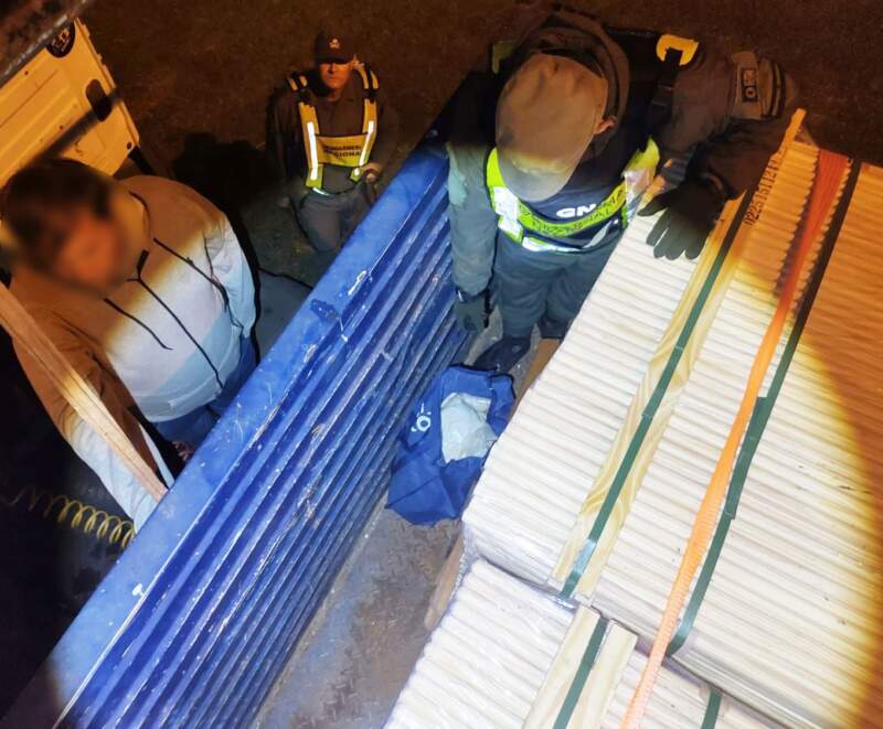 Posadas: Gendarmes encontraron 18 kilos de cocaína dentro de un bolso mientras revisaban el cargamento de maderas de un camión imagen-4