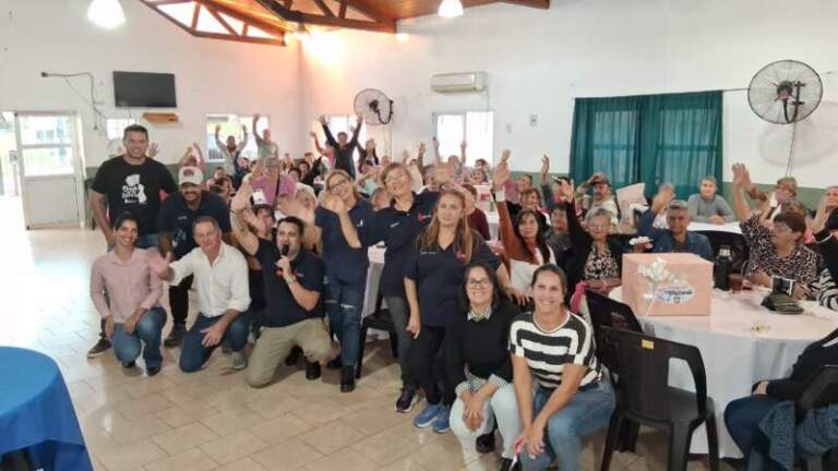 Mate, baile y bingo: más de 100 abuelos vivieron una tarde inolvidable en Concepción de la Sierra imagen-14
