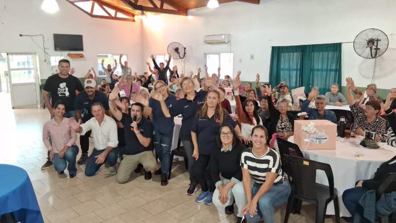 Mate, baile y bingo: más de 100 abuelos vivieron una tarde inolvidable en Concepción de la Sierra imagen-12