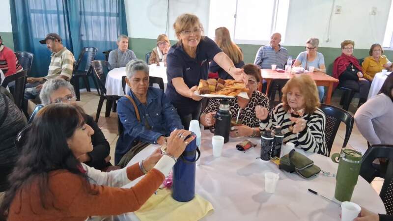 Mate, baile y bingo: más de 100 abuelos vivieron una tarde inolvidable en Concepción de la Sierra imagen-12