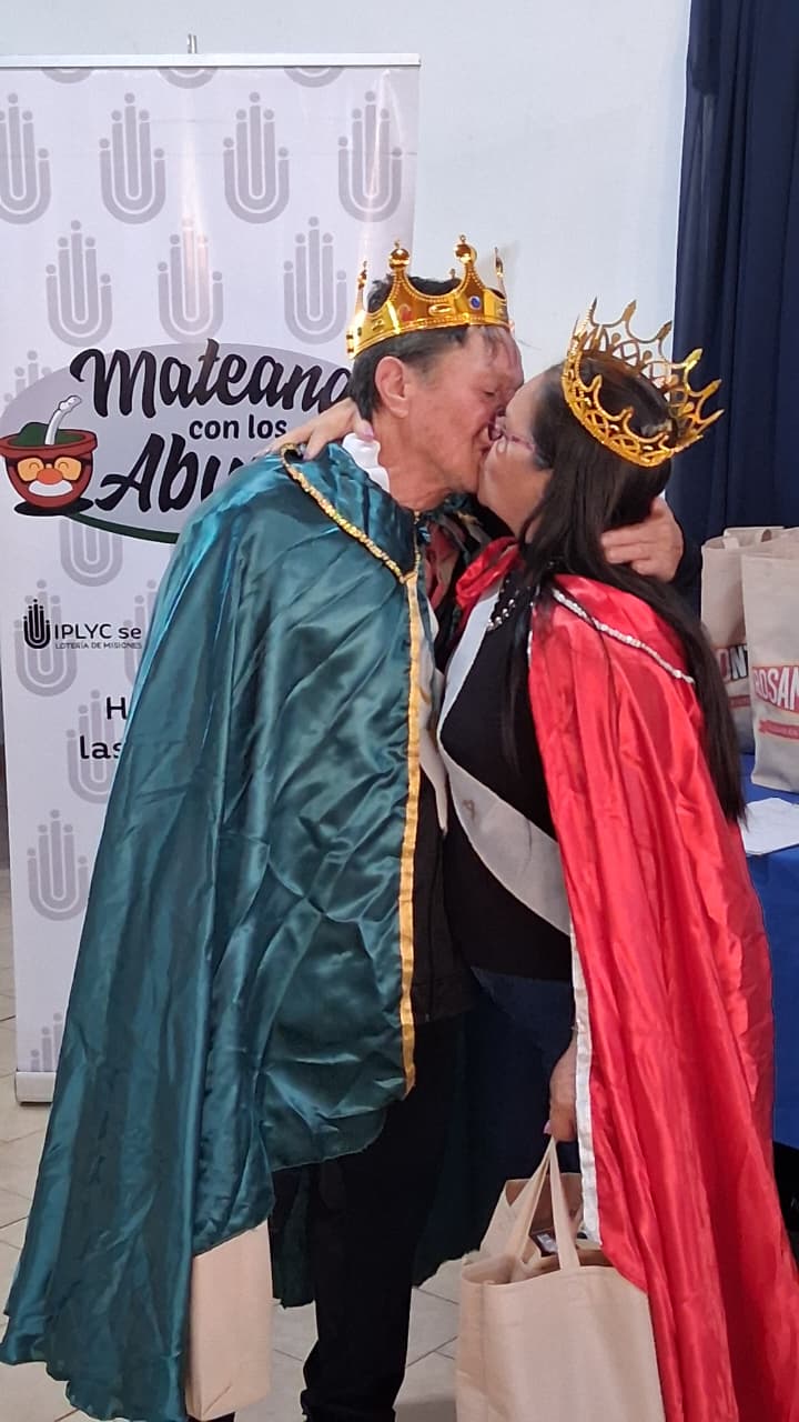 Mate, baile y bingo: más de 100 abuelos vivieron una tarde inolvidable en Concepción de la Sierra imagen-6
