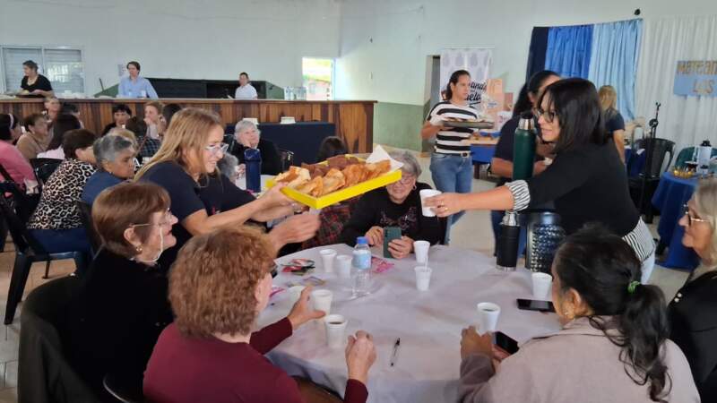 Mate, baile y bingo: más de 100 abuelos vivieron una tarde inolvidable en Concepción de la Sierra imagen-10