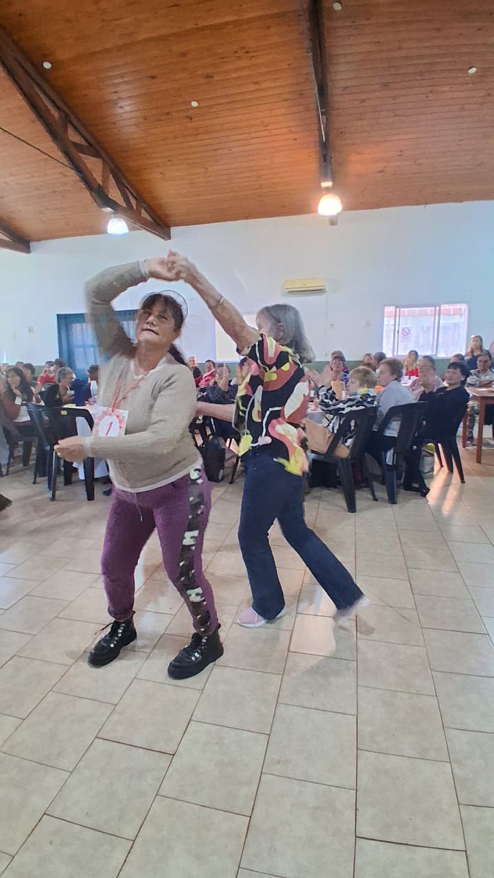 Mate, baile y bingo: más de 100 abuelos vivieron una tarde inolvidable en Concepción de la Sierra imagen-8