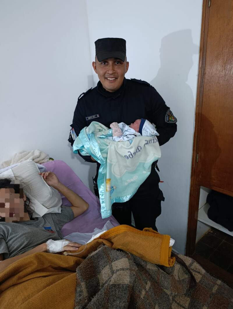 Policías asistieron un parto de urgencia y ayudaron a traer una nueva vida en San Ignacio dentro de un patrullero imagen-2