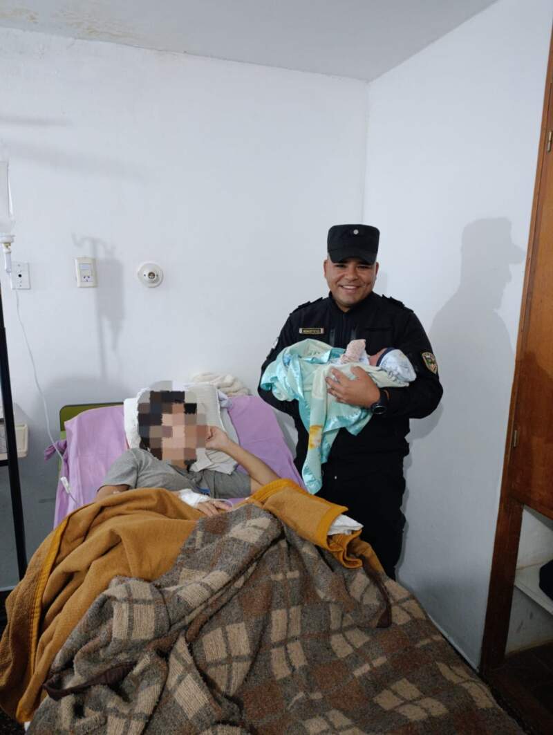 Policías asistieron un parto de urgencia y ayudaron a traer una nueva vida en San Ignacio dentro de un patrullero imagen-4