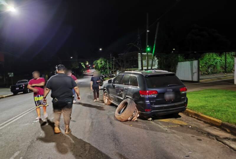 Manejaba alcoholizado, chocó y terminó volcado en plena avenida de Posadas imagen-2