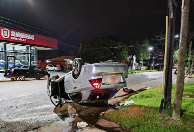 Manejaba alcoholizado, chocó y terminó volcado en plena avenida de Posadas imagen-6