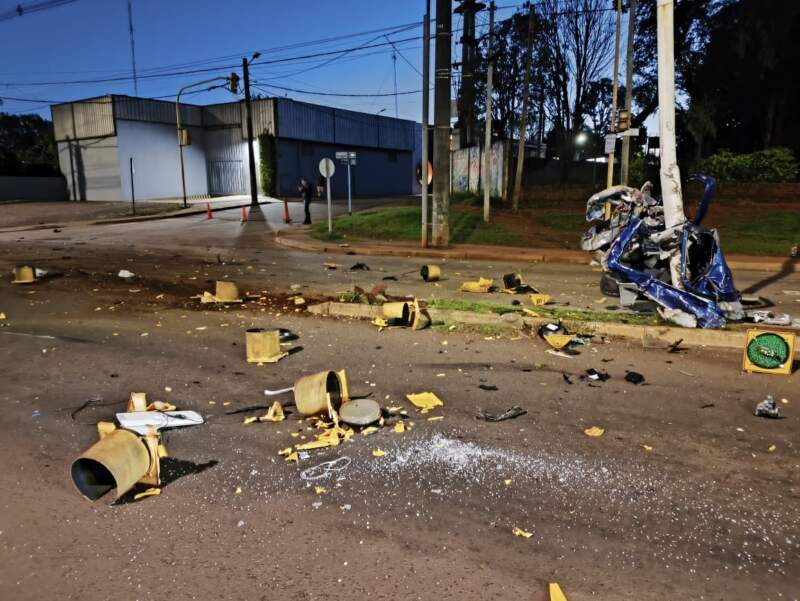 Grave siniestro vehicular en colectora de Posadas, conductor impactó el auto contra un semáforo imagen-4