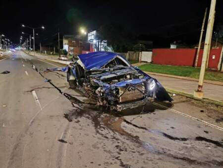 Grave siniestro vehicular en colectora de Posadas, conductor impactó el auto contra un semáforo imagen-11