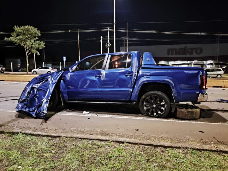 Grave siniestro vehicular en colectora de Posadas, conductor impactó el auto contra un semáforo imagen-2