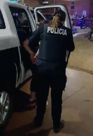 Una mujer se embriagó, discutió con tres vecinos y los atacó a cuchillazos en Eldorado: Terminó presa imagen-2