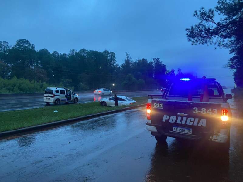 Perdió el control y despistó sobre la Ruta Nacional 12 imagen-13