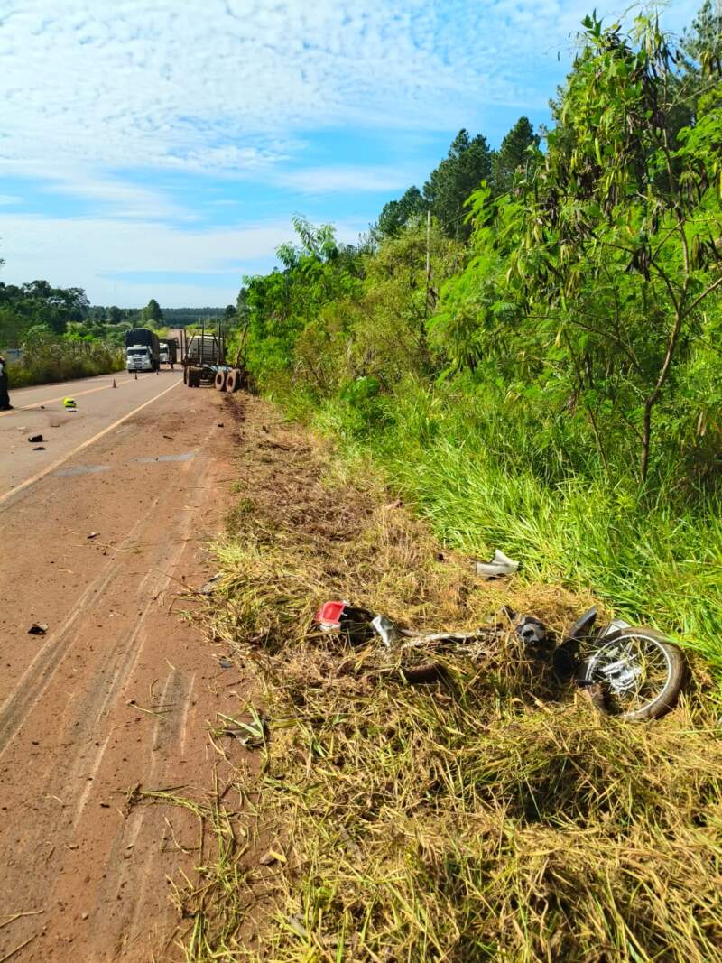 Wanda: dos jóvenes resultaron gravemente heridos tras un choque entre una moto y un camión en la Ruta Provincial 19 imagen-2