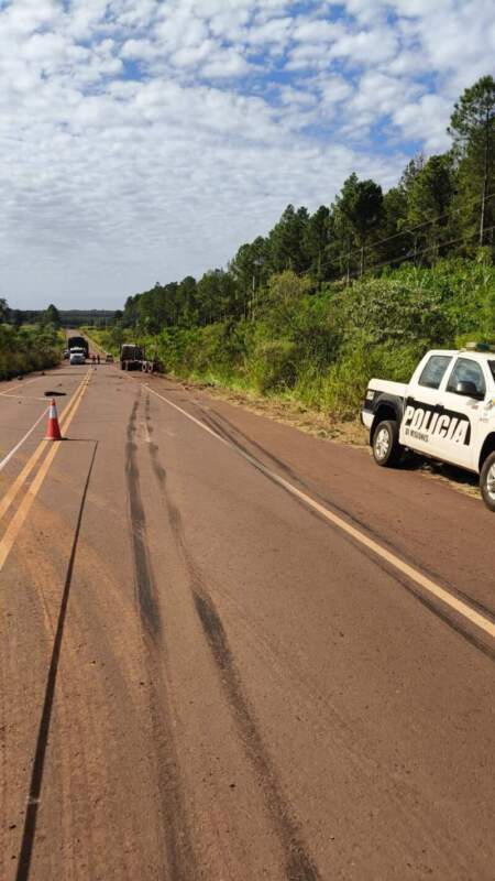 Wanda: dos jóvenes resultaron gravemente heridos tras un choque entre una moto y un camión en la Ruta Provincial 19 imagen-11
