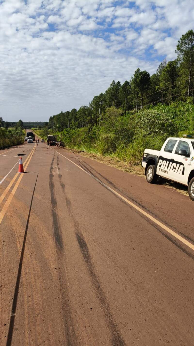 Wanda: dos jóvenes resultaron gravemente heridos tras un choque entre una moto y un camión en la Ruta Provincial 19 imagen-12