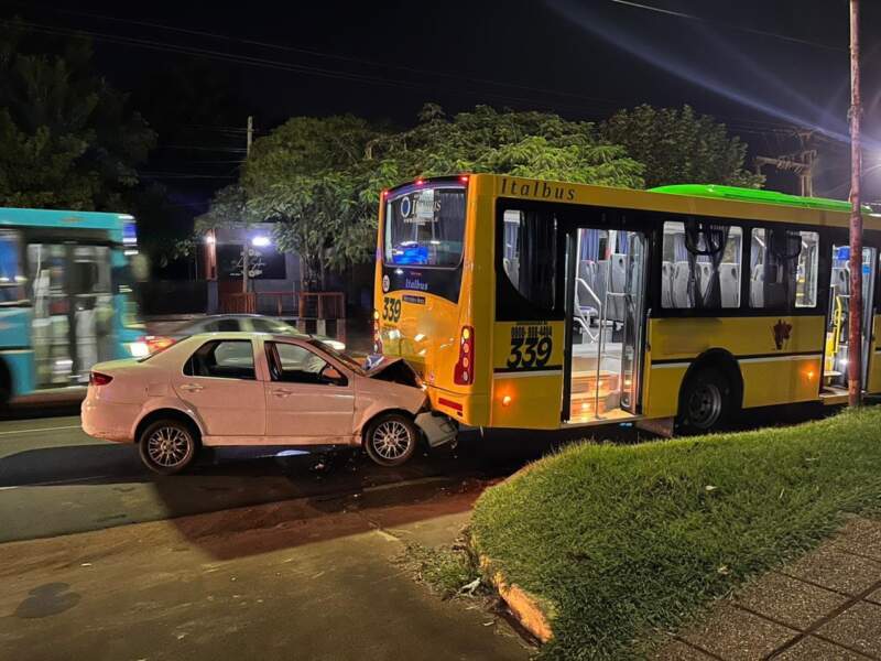 Colisión entre automóvil y colectivo en Posadas dejó una persona lesionada imagen-12