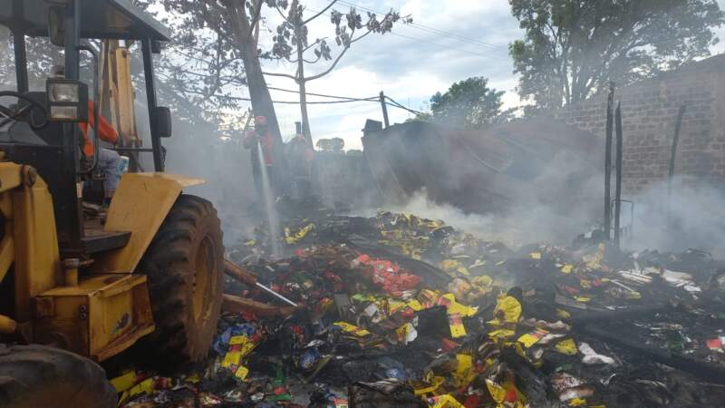 Tras varias horas de trabajo, dotaciones de bomberos extinguieron el voraz incendio que destruyó un galpón en Garupá imagen-2