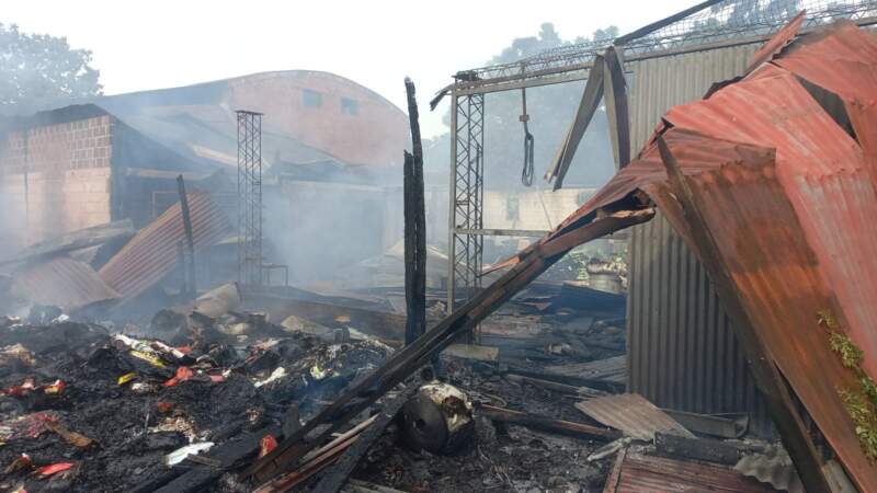 Tras varias horas de trabajo, dotaciones de bomberos extinguieron el voraz incendio que destruyó un galpón en Garupá imagen-4