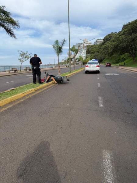 Un joven de 18 años cayó de su moto en la costanera de Posadas: fue trasladado al hospital imagen-23