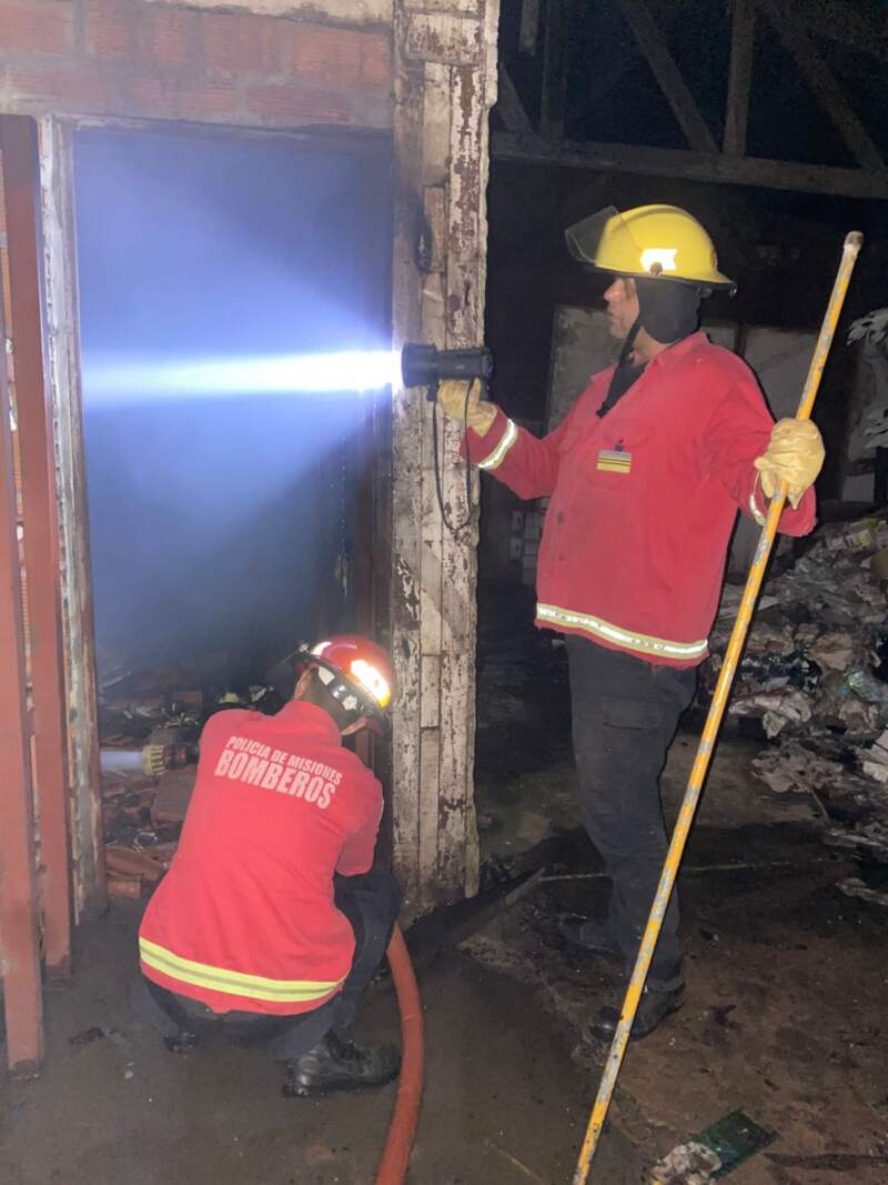 Garupá: dotaciones de Bomberos trabajan intensamente para extinguir el incendio reavivado en el predio de la ex Envases Misionera imagen-6