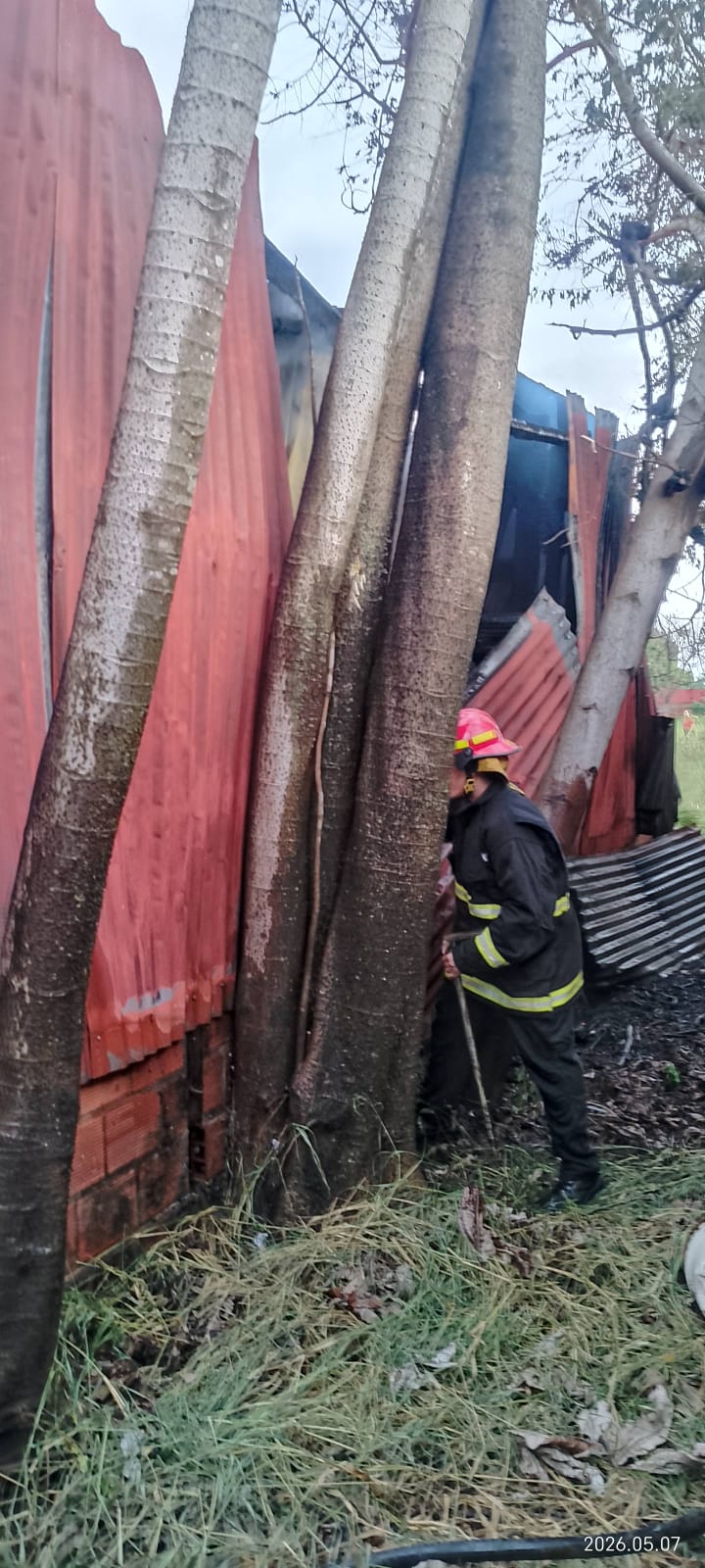 Garupá: dotaciones de Bomberos trabajan intensamente para extinguir el incendio reavivado en el predio de la ex Envases Misionera imagen-4
