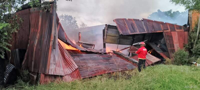 Garupá: dotaciones de Bomberos trabajan intensamente para extinguir el incendio reavivado en el predio de la ex Envases Misionera imagen-2